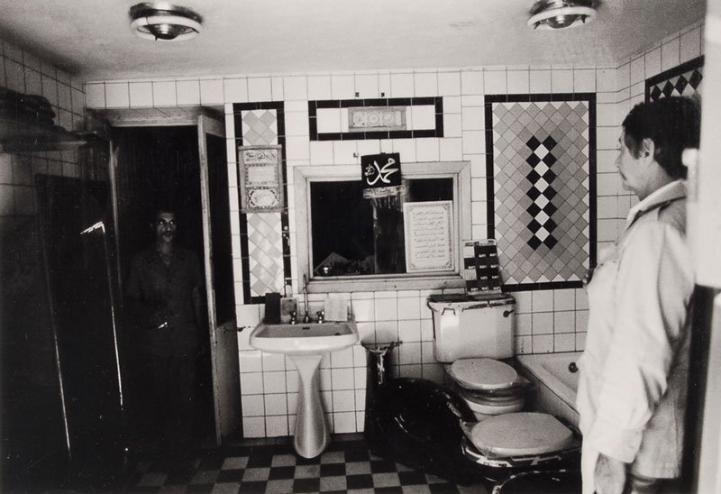 Il mio fidanzato sceglie le piastrelle del bagno, 1977