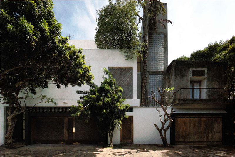 Extended Sequence of Flowing Spaces: 33rd Lane (Geoffrey Bawa’s House ...
